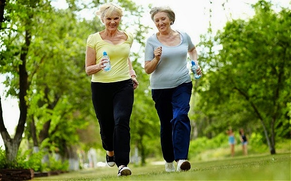 Người lớn tuổi cần đi bộ thể dục trong không gian xanh