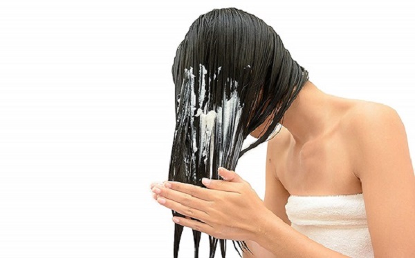 Dùng dầu xả hoặc kem ủ tóc